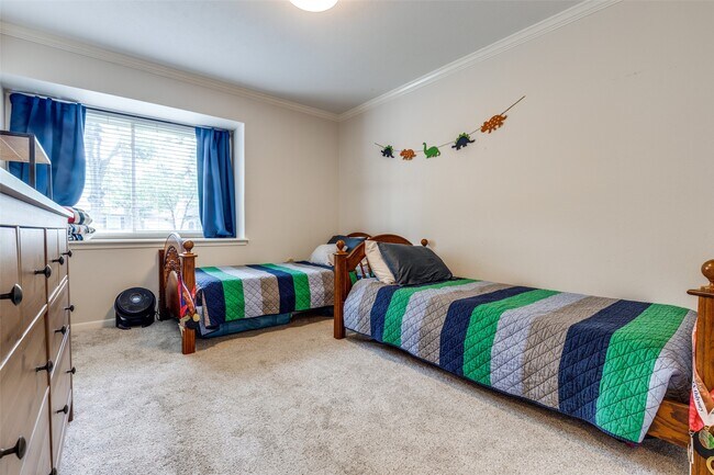 Building Photo - 2827 Fontana Dr