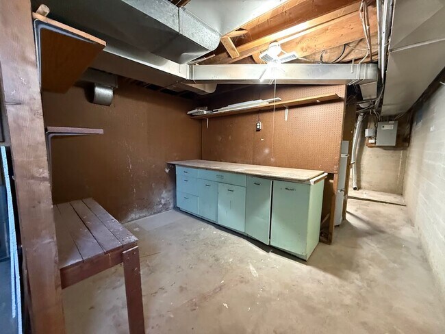 Building Photo - Audubon-Downriver Neighborhood 4 bedroom, 1 bath corner lot with large, fenced yard