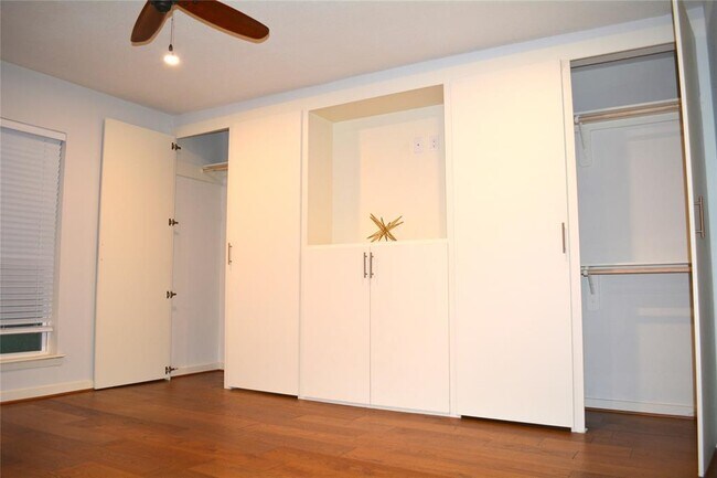 Building Photo - 2230 S Piney Point Rd
