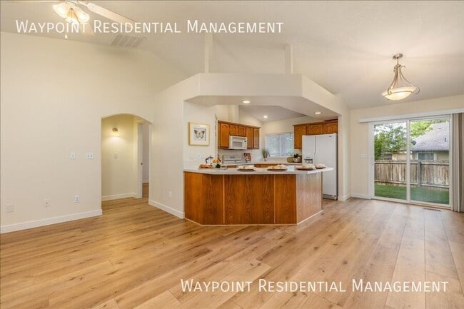 Building Photo - 1095 N Marsh Hawk Pl