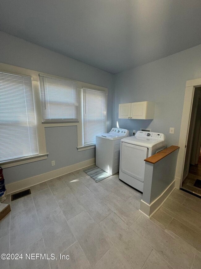 Building Photo - 424 E 6th St