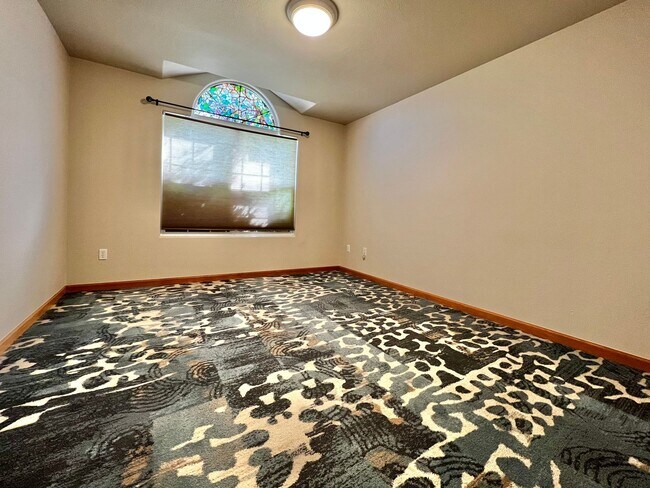 Building Photo - Charming 3-Bedroom Windsor Home: Comfort, Style, and Convenience Await!