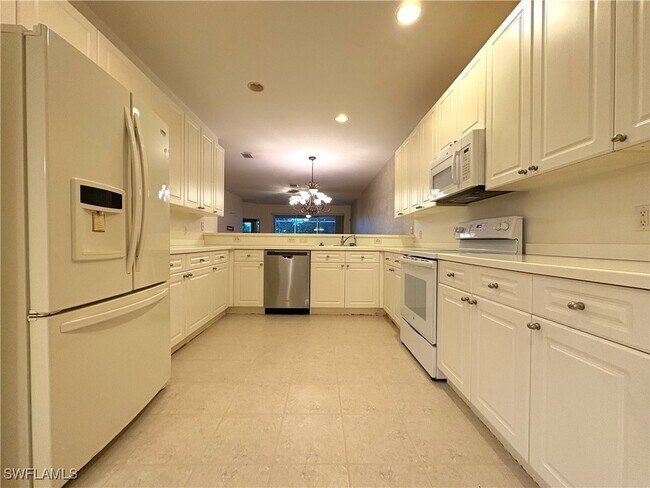 Building Photo - 2045 Crestview Way