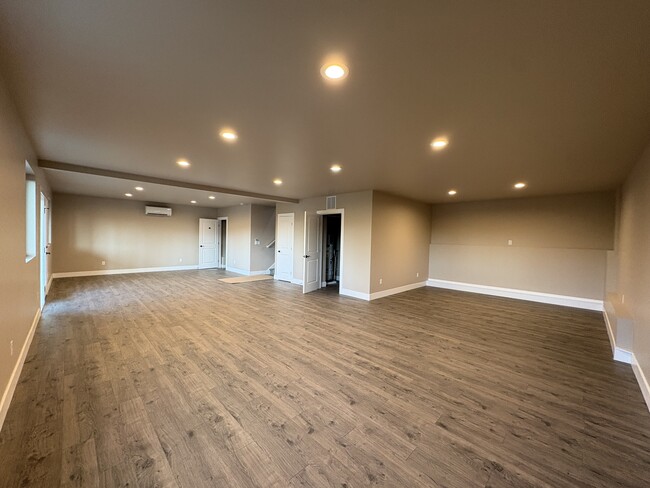 Building Photo - 1680 SE Crescent Dr