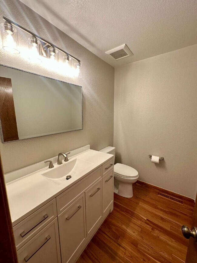 Building Photo - Don't Miss out on this 2 Bed +Loft Townhome in Northpark Available August 14th, 2026!