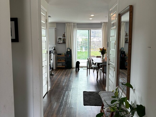 Building Photo - 4 Bedroom Single Family Home in Riverside