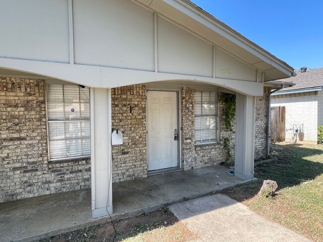 Building Photo - 1305-1307 Willow Wood Court