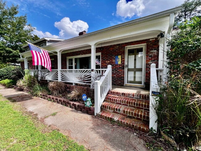 Building Photo - Love Where You Live in Lake Shores!