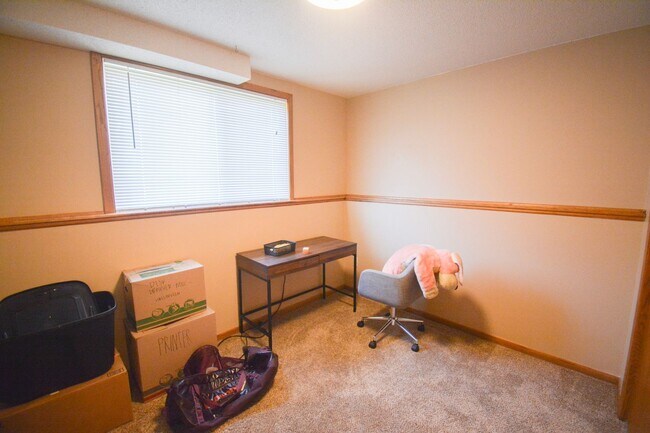 Building Photo - End-of-Cul de Sac 4 Bed 2 Bath Available f...