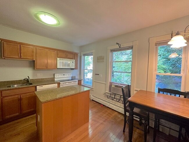 Building Photo - 24 Rossmore St
