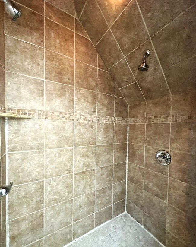 Building Photo - Gorgeous 4 Bedroom Home A Must See