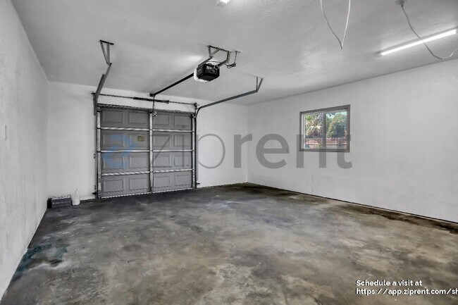 Building Photo - 1331 W Yale Ave