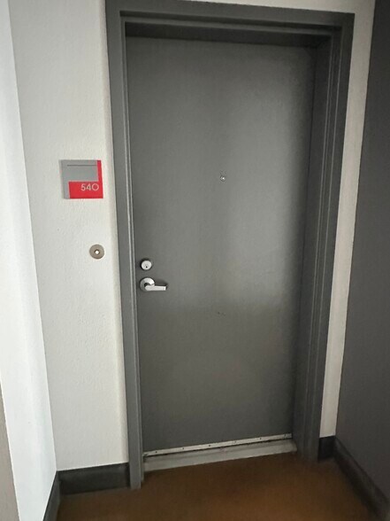 Building Photo - 645 W 9th St