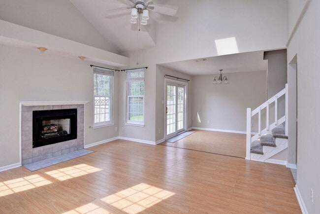Building Photo - Spacious Duplex in Coventry