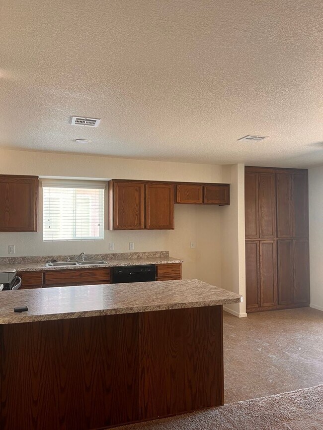 Building Photo - Desert Sands