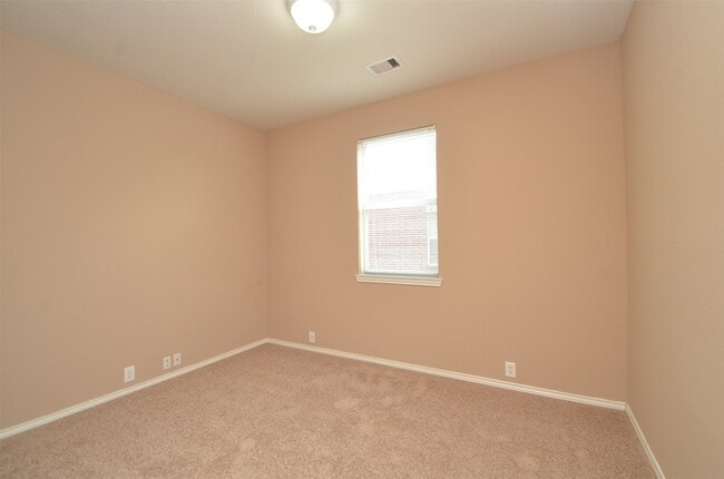 Building Photo - 915 Butterfly Ln