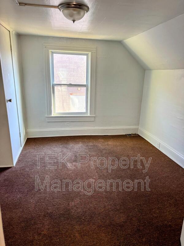 Building Photo - 34 Radio St