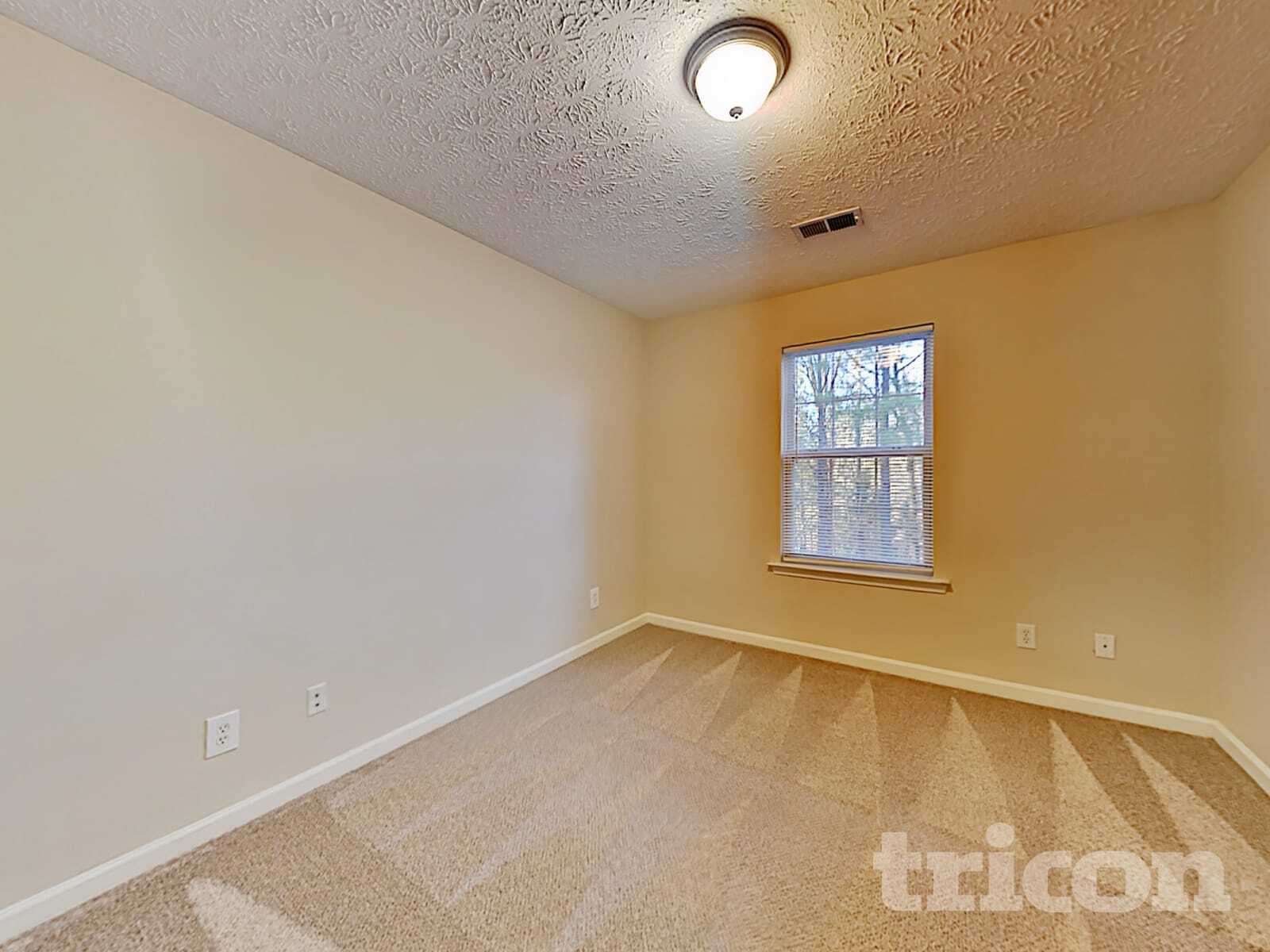 Building Photo - 102 W Oaks Pl