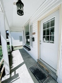 Building Photo - 2 bedroom and 1 bathroom duplex