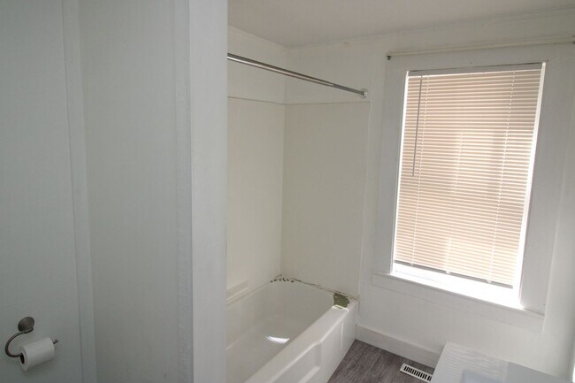 Building Photo - 546 Main St