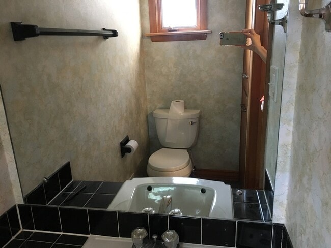 Building Photo - Worthington Schools.  Blocks from downtown.