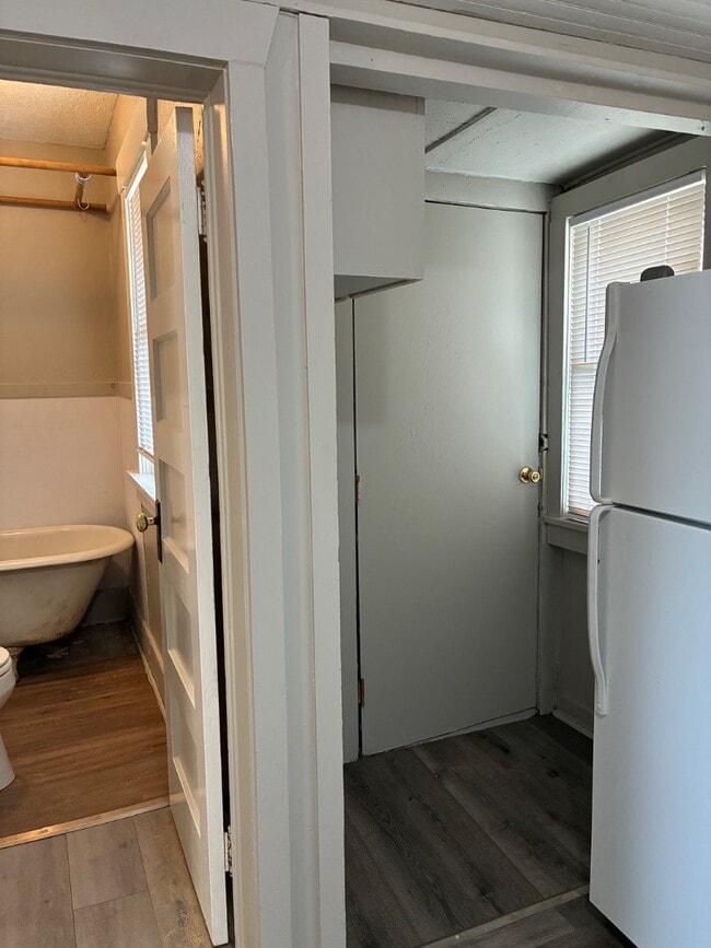 Building Photo - 1311 Hansen Ave