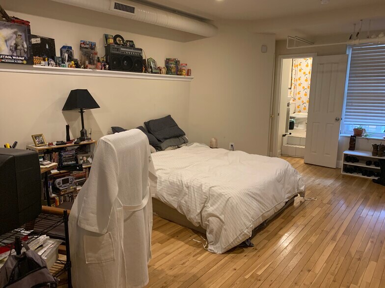 Building Photo - 2105 N Charles St