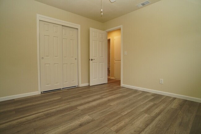 Building Photo - Beautifully remodeled halfplex in desirabl...