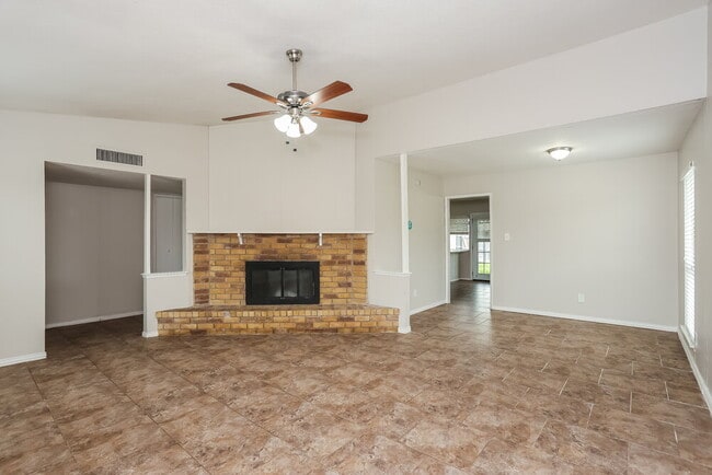 Building Photo - 616 Prairie Ln