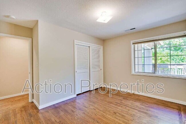 Building Photo - 290 Iris Way