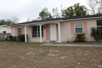 Building Photo - A charming 2-bedroom, 2-bathroom home located in the vibrant community of Spring Hill