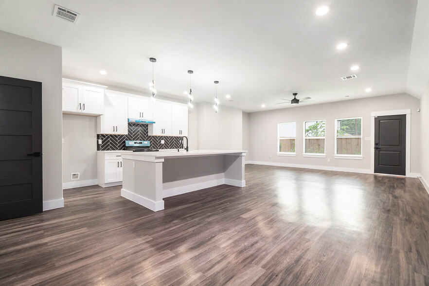 Building Photo - 8119 Venus St