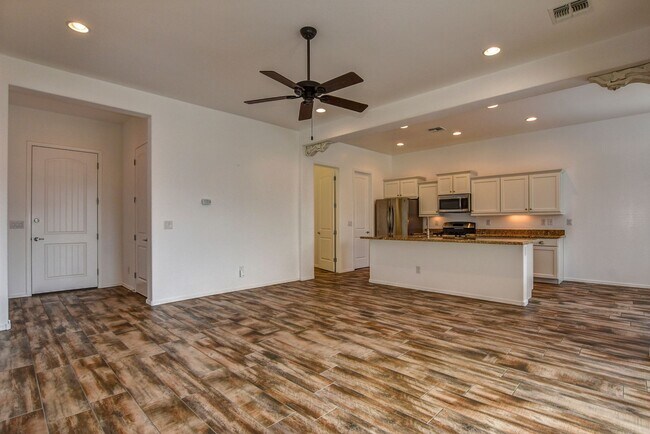 Building Photo - Beautiful 2 Bedroom with Den in Quailwood!