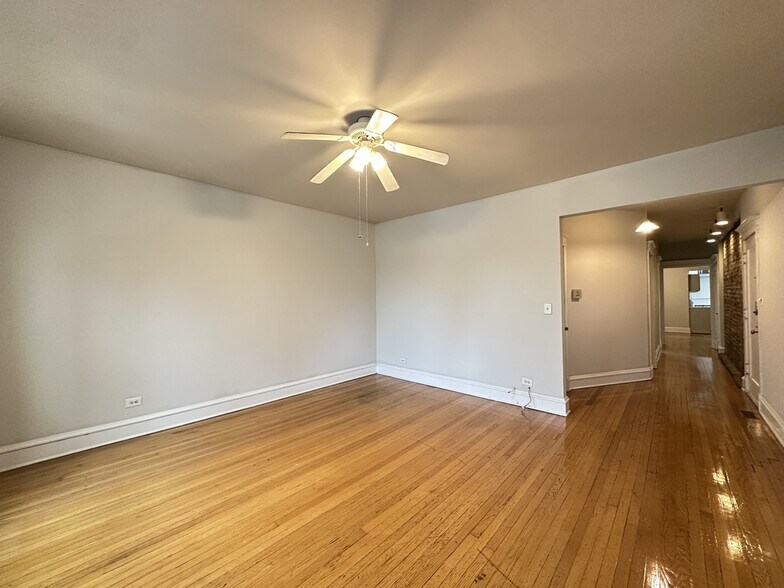 Building Photo - 4118 N Clarendon Ave