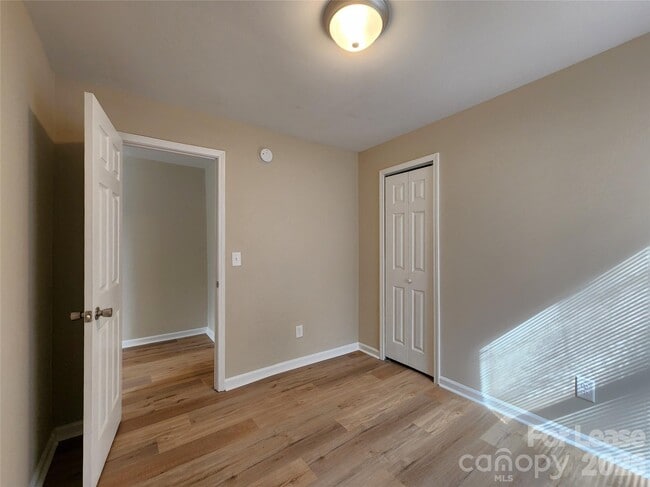 Building Photo - 1419 Oakshade Ave