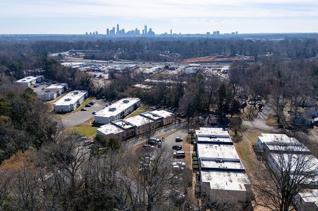 Building Photo - Spacious, affordable two bedroom townhouse just minutes from shopping and dining in Gastonia!