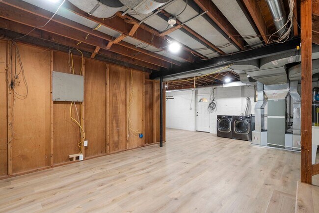 Building Photo - 3 Bed 2.5 Bath - Bethesda Split Level Single Family - Move In Ready