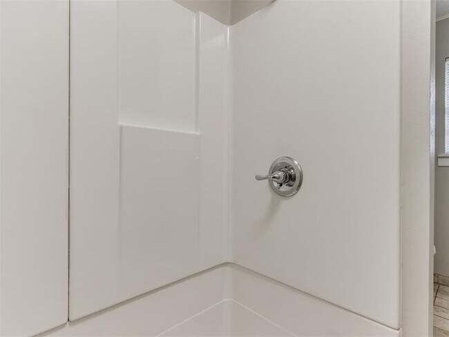 Building Photo - 2609 Brentwood Dr