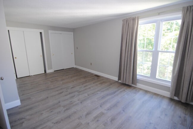 Building Photo - 19 Colonial Dr