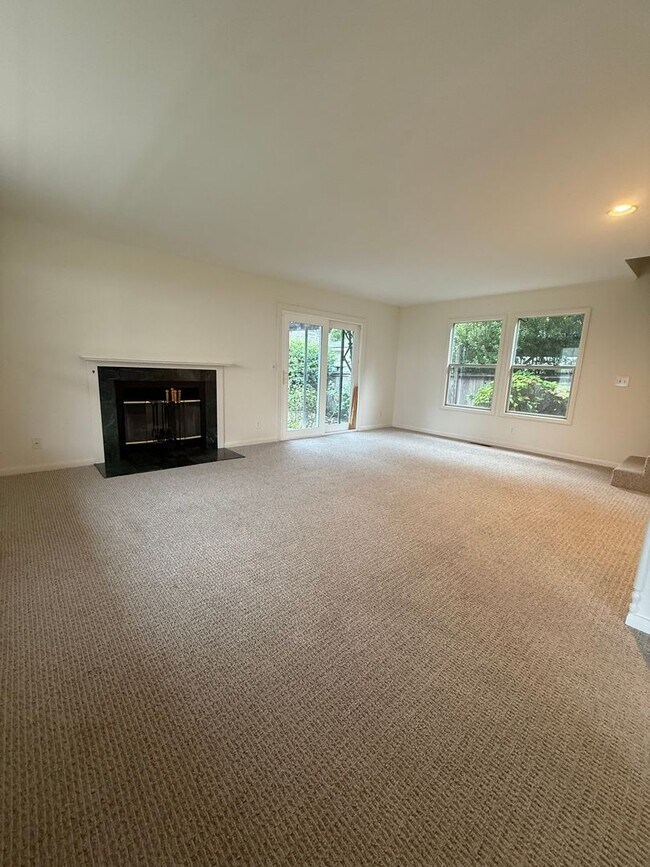Building Photo - Experience the perfect blend of comfort, s...