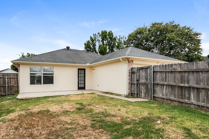 Building Photo - 1433 Spicewood Dr