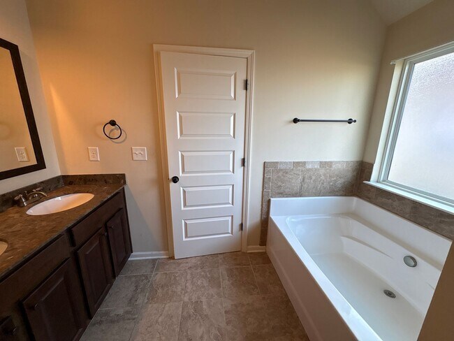 Building Photo - 4464 Grove Landing Dr