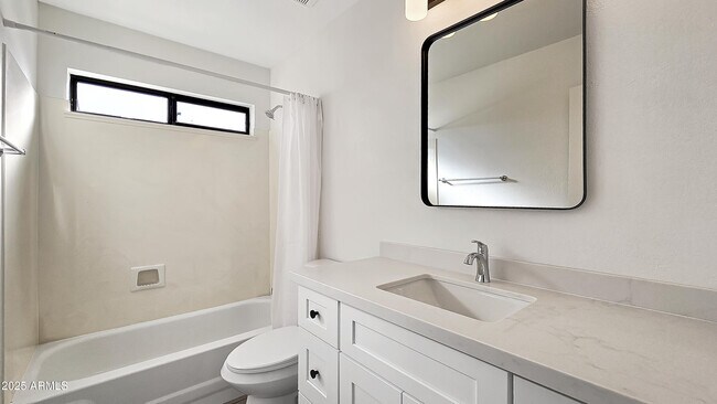 Building Photo - 2119 W Tracy Ln