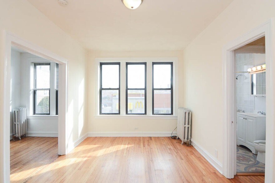 Building Photo - 2704 N Sawyer Ave