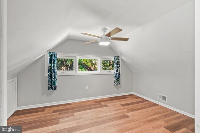 Building Photo - 10 N Meadow Dr