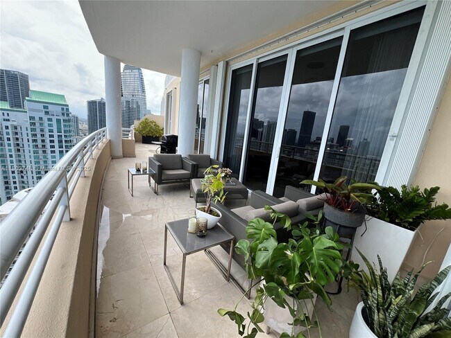 Building Photo - 848 Brickell Key Dr