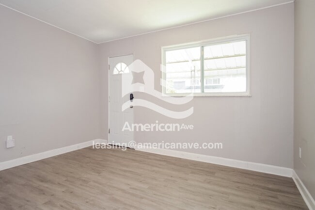 Building Photo - 1260 Summerlea Ave