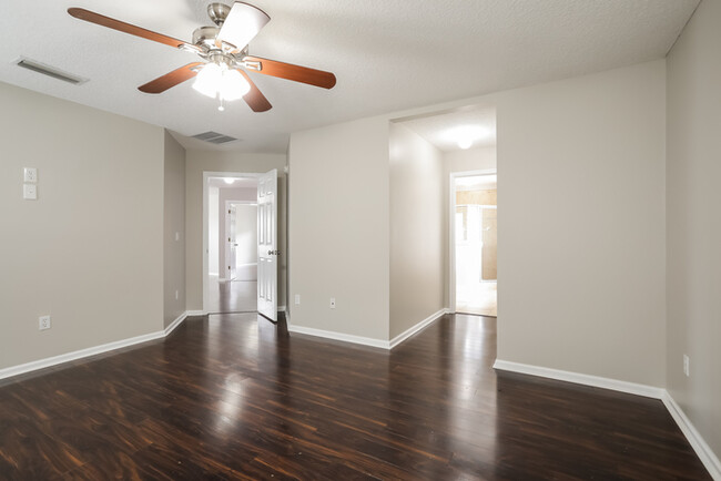 Building Photo - Large 3 Bedroom Jacksonville Home