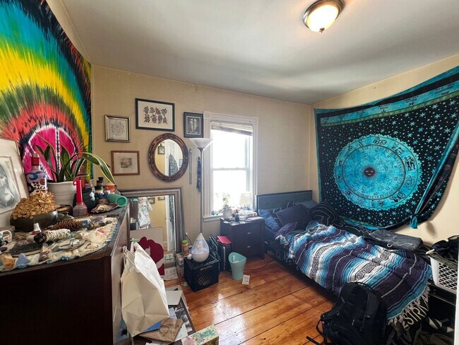 Building Photo - Beautiful Porter Squ 3 Bed! Short Walk To ...