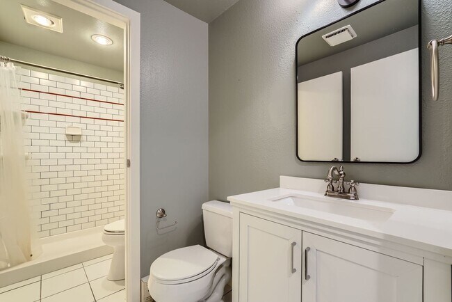 Building Photo - Stunning 2bed/2bath Condo with City Views ...